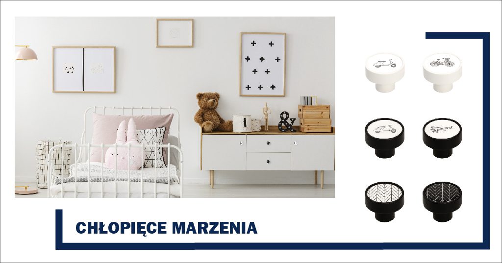 Stylowy pokój dziecięcy z białym łóżkiem i drewnianą komodą na tle jasnej ściany ozdobionej grafikami, obok sześć czarno-białych uchwytów z motywami pojazdów i wzorami geometrycznymi