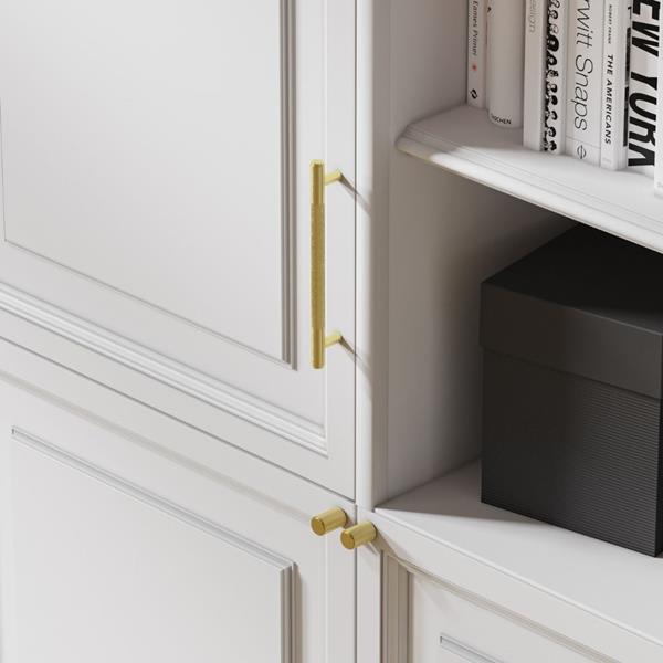 Wnętrza w kolorze magenta – salon, jadalnia, próbki farb i filiżanka na tle różowej ściany