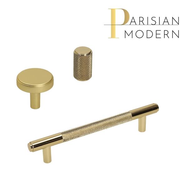 Drewniane i złote uchwyty meblowe w stylu Parisian Modern na białych frontach